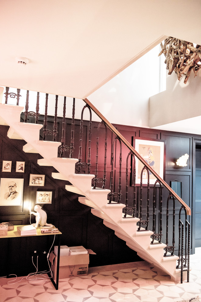 Свежая идея для дизайна: прямая лестница в современном стиле с ступенями из известняка и металлическими перилами без подступенок - отличное фото интерьера
