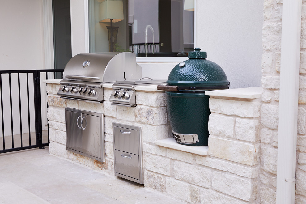 Inspiration for a mid-sized modern side yard patio in Austin with an outdoor kitchen and tile.