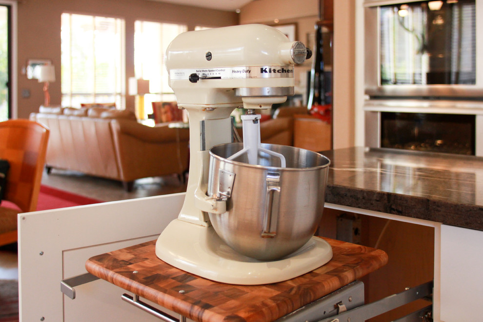 Example of a mid-sized transitional u-shaped porcelain tile and brown floor eat-in kitchen design in Phoenix with an undermount sink, shaker cabinets, white cabinets, granite countertops, white backsplash, subway tile backsplash, stainless steel appliances, an island and brown countertops