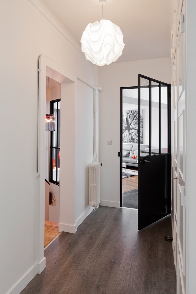 Mid-sized contemporary hallway in Nantes with white walls and medium hardwood floors.