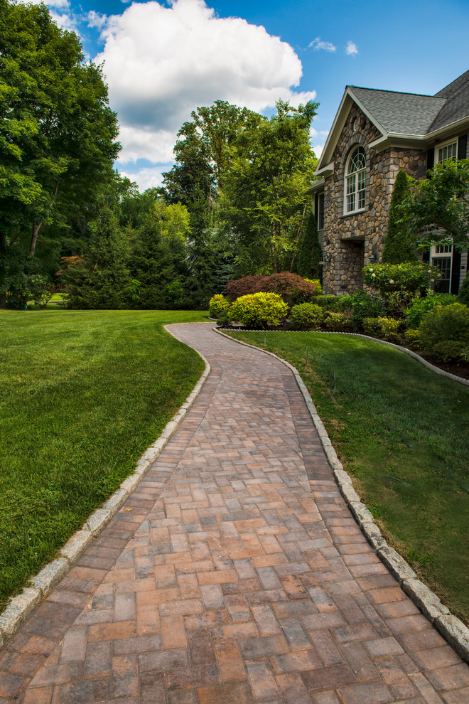 Design ideas for a large transitional full sun front yard stone garden path for spring.