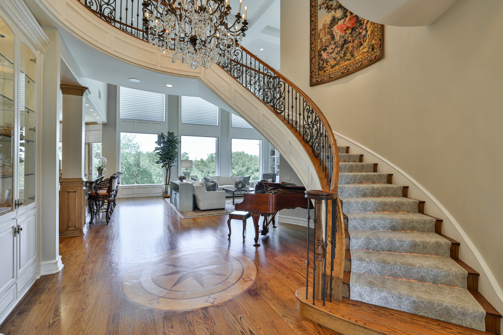 Example of a transitional home design design in Dallas