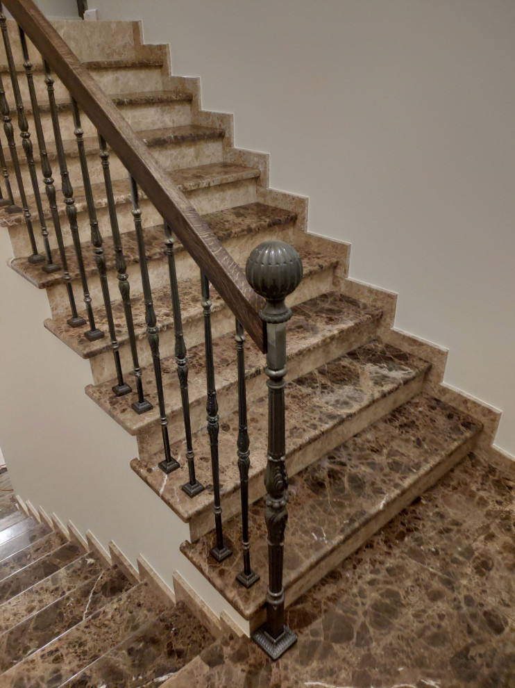 Источник вдохновения для домашнего уюта: п-образная лестница в классическом стиле с мраморными ступенями, подступенками из мрамора и металлическими перилами