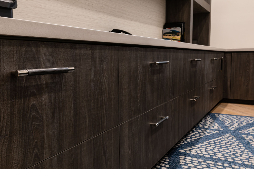 Foto de sala de manualidades minimalista grande con paredes marrones, suelo de madera clara, escritorio independiente, suelo gris y papel pintado
