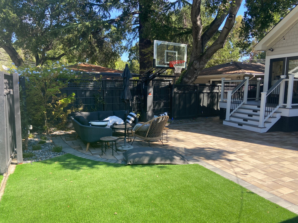 Photo of a rural patio in San Francisco with concrete paving.