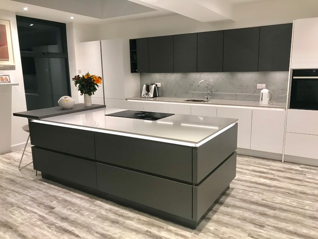 Matt White true handle-less kitchen with Matt Slate island and Quartz worktops contemporary-koek