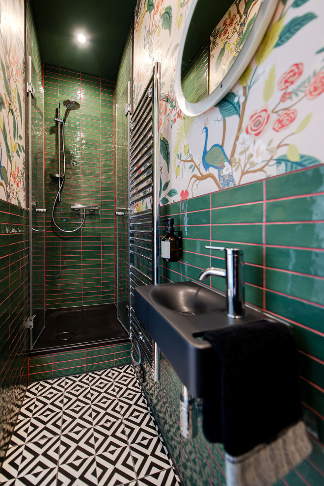 Свежая идея для дизайна: маленькая, узкая и длинная главная ванная комната в стиле фьюжн с душем в нише, раздельным унитазом, керамической плиткой, бежевыми стенами, полом из цементной плитки, подвесной раковиной, черным полом, душем с распашными дверями, тумбой под одну раковину, обоями на стенах и зеленой плиткой для на участке и в саду - отличное фото интерьера