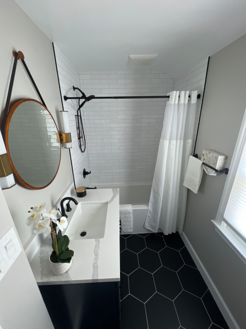 Bathroom Remodeling in Washington DC with Blue cabinet and Quartz countertop trendy-badevaerelse