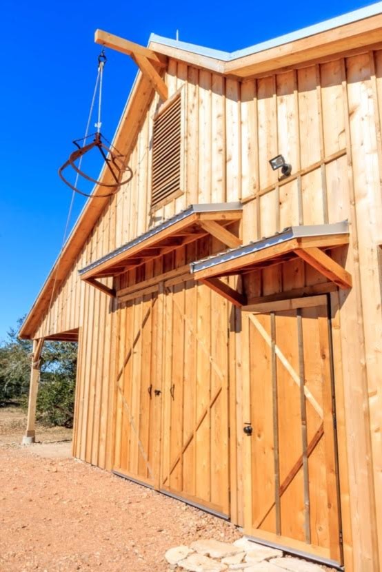 This is an example of an expansive country detached barn in Austin.