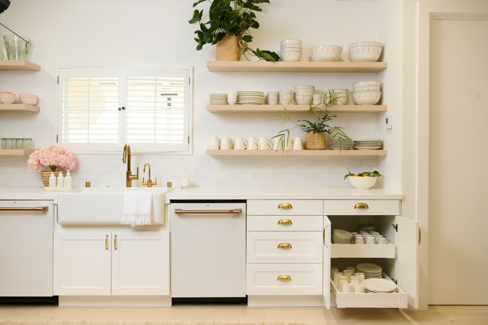 Skandinavischer Hauswirtschaftsraum mit Küchenrückwand in Weiß und Rückwand aus Keramikfliesen in Los Angeles