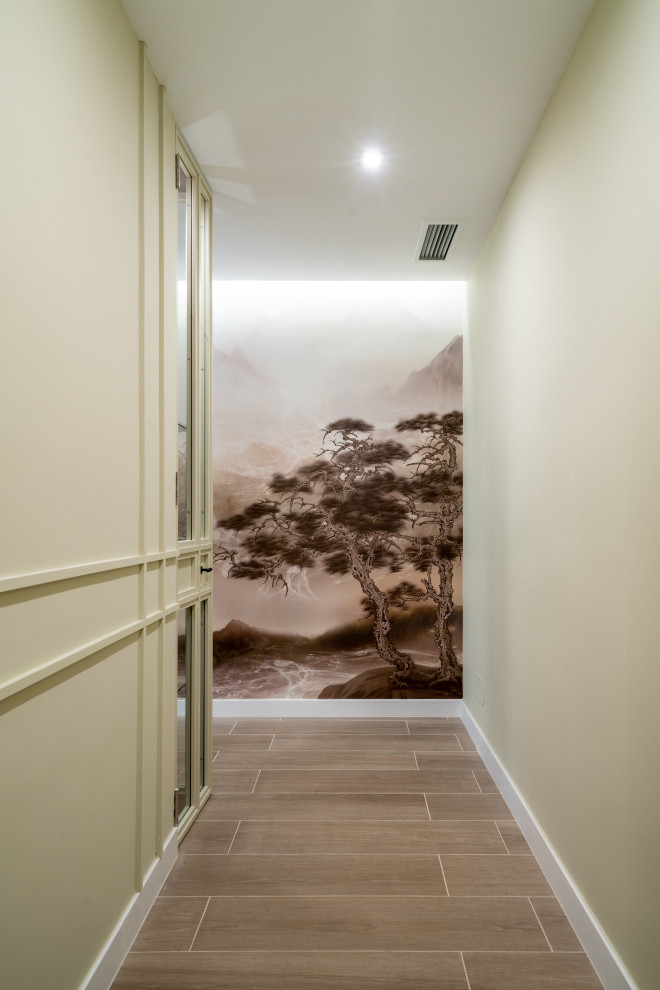 Идея дизайна: маленький коридор: освещение в современном стиле с зелеными стенами, полом из керамической плитки, коричневым полом и обоями на стенах для на участке и в саду