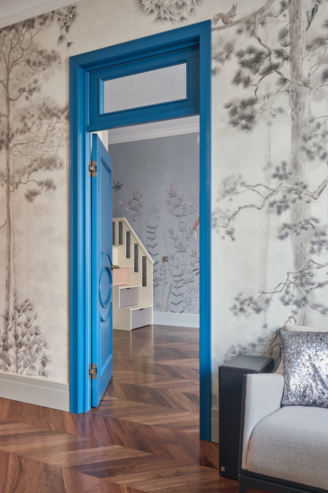 Классические двери ярко-синего цвета