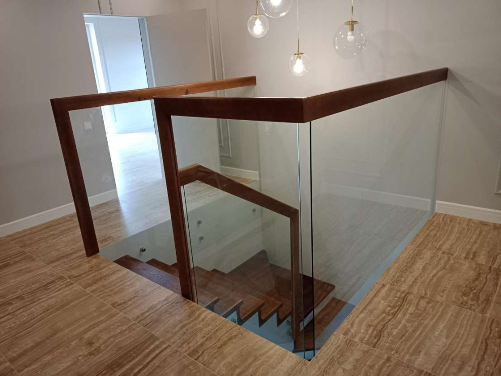 Зашивка бетонной лестницы, стеклянное ограждение