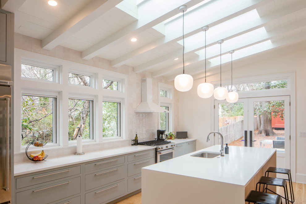 Kitchen - transitional kitchen idea in Raleigh