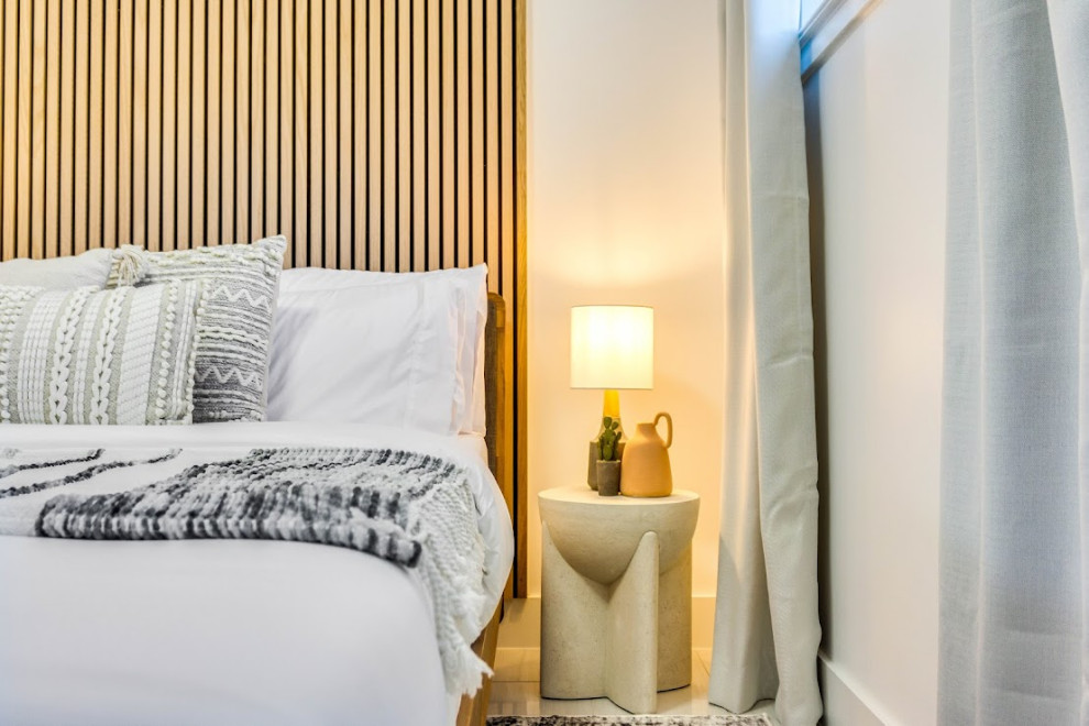 На фото: огромная гостевая спальня (комната для гостей) в современном стиле с коричневыми стенами, полом из керамической плитки, белым полом и панелями на части стены