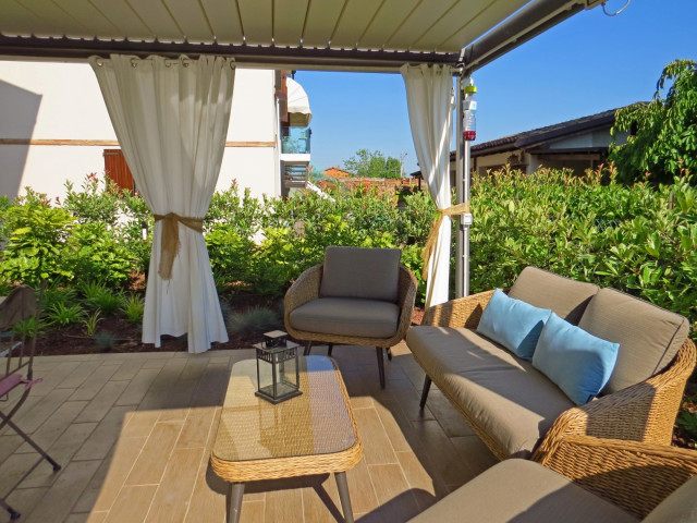 Pergolato con piante e arredamento minimale contemporary-deck