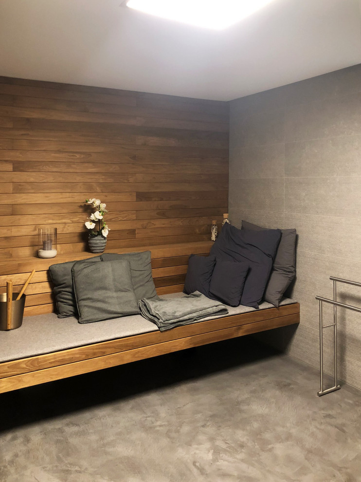 Kleiner Moderner Yogaraum mit grauer Wandfarbe, Betonboden und grauem Boden in Köln