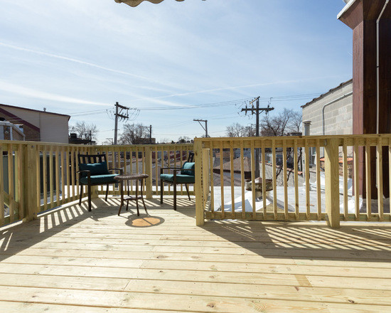 Inspiration for a mid-sized rustic rooftop dock remodel in Chicago with an awning