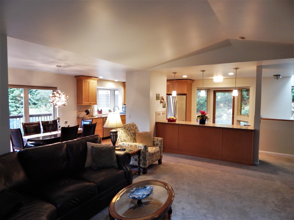 Example of a transitional home design design in Seattle