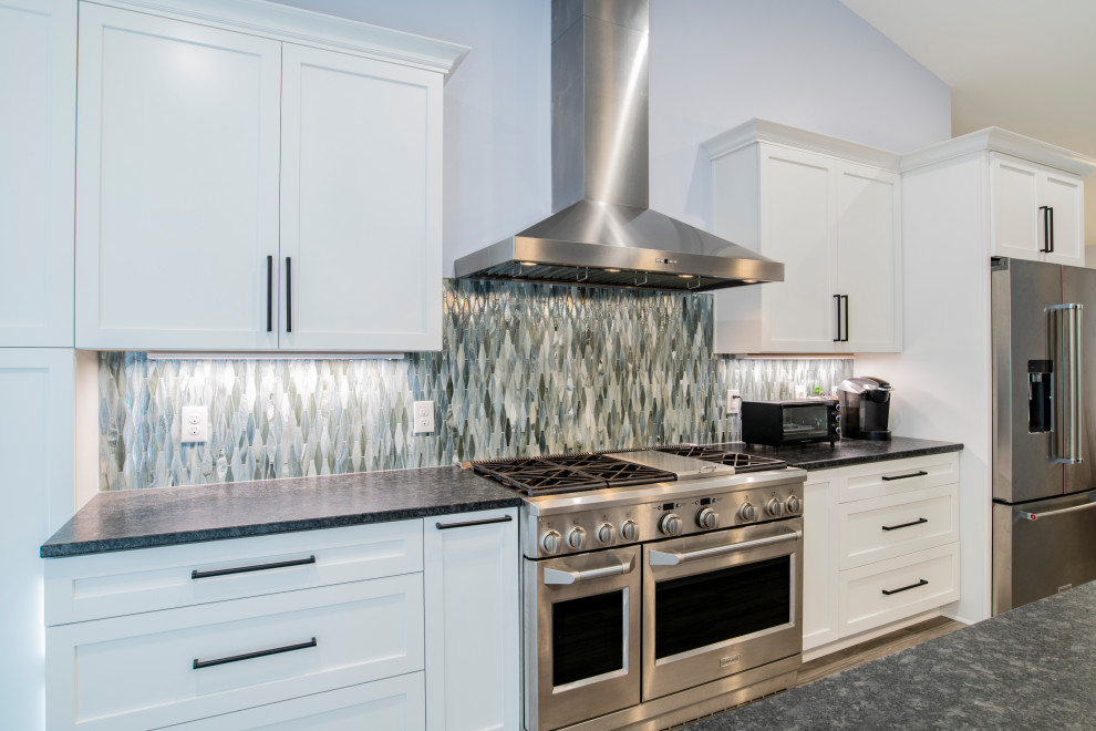Kitchen - transitional kitchen idea