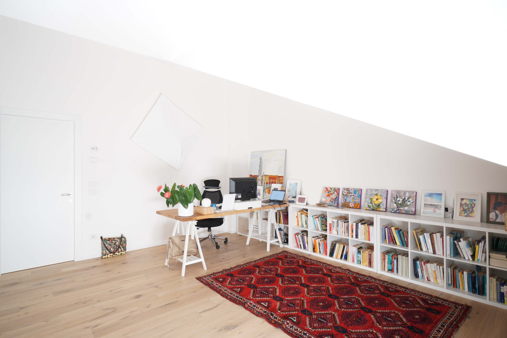 Foto di un grande atelier design con pareti bianche, parquet chiaro, scrivania autoportante e soffitto ribassato