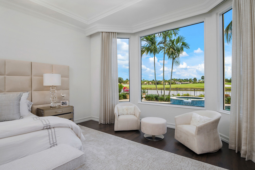 Geräumiges Mediterranes Hauptschlafzimmer mit weißer Wandfarbe, dunklem Holzboden, braunem Boden und Kassettendecke in Miami