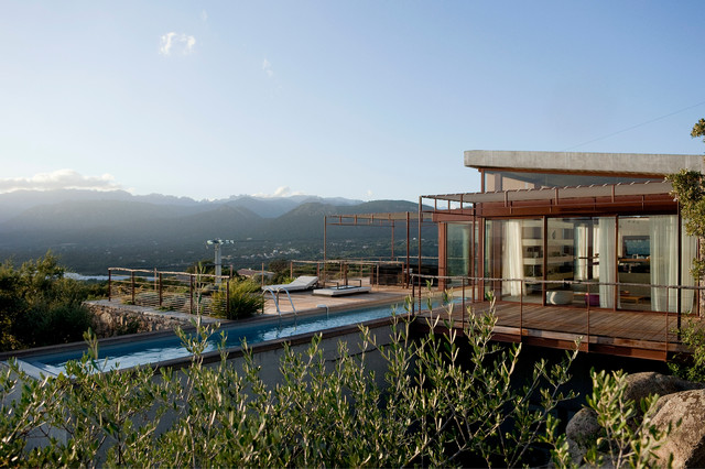 Villa en Corse contemporaneo-piscina