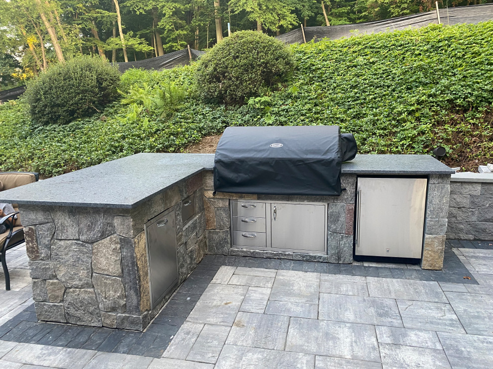 Design ideas for a mid-sized traditional backyard patio in New York with an outdoor kitchen and no cover.