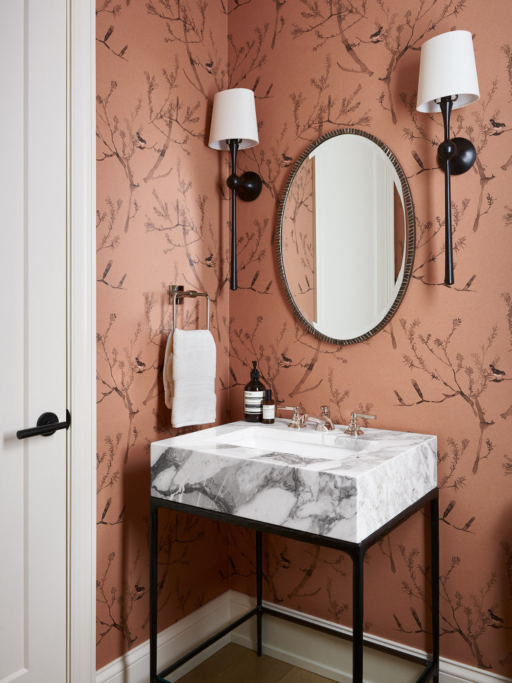 Ejemplo de aseo clásico renovado con paredes rosas, suelo de madera en tonos medios, lavabo bajoencimera, suelo marrón y papel pintado