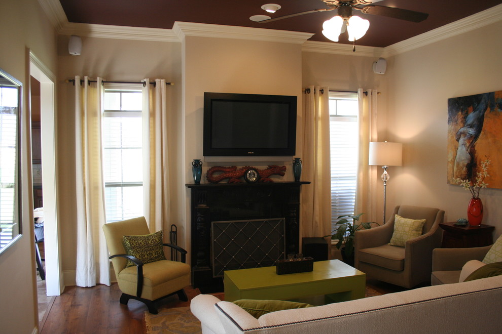Photo of a traditional living room in New Orleans.