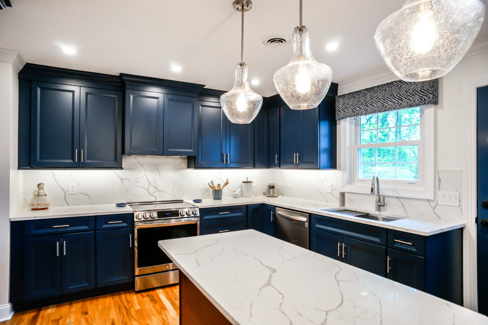 Idéer för att renovera ett vintage vit vitt kök och matrum, med luckor med infälld panel, blå skåp, bänkskiva i kvarts, vitt stänkskydd, mellanmörkt trägolv, en köksö och brunt golv