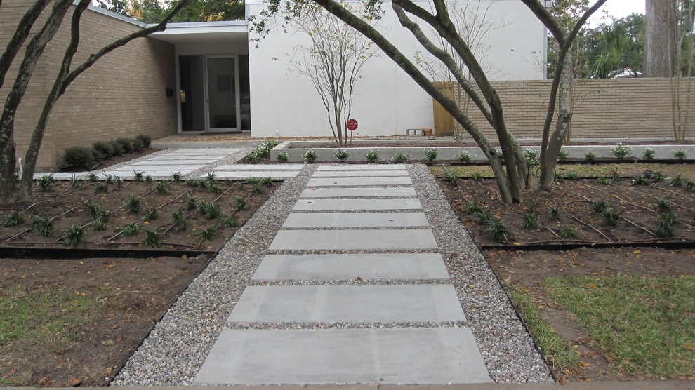 Inspiration for a contemporary garden in Houston.