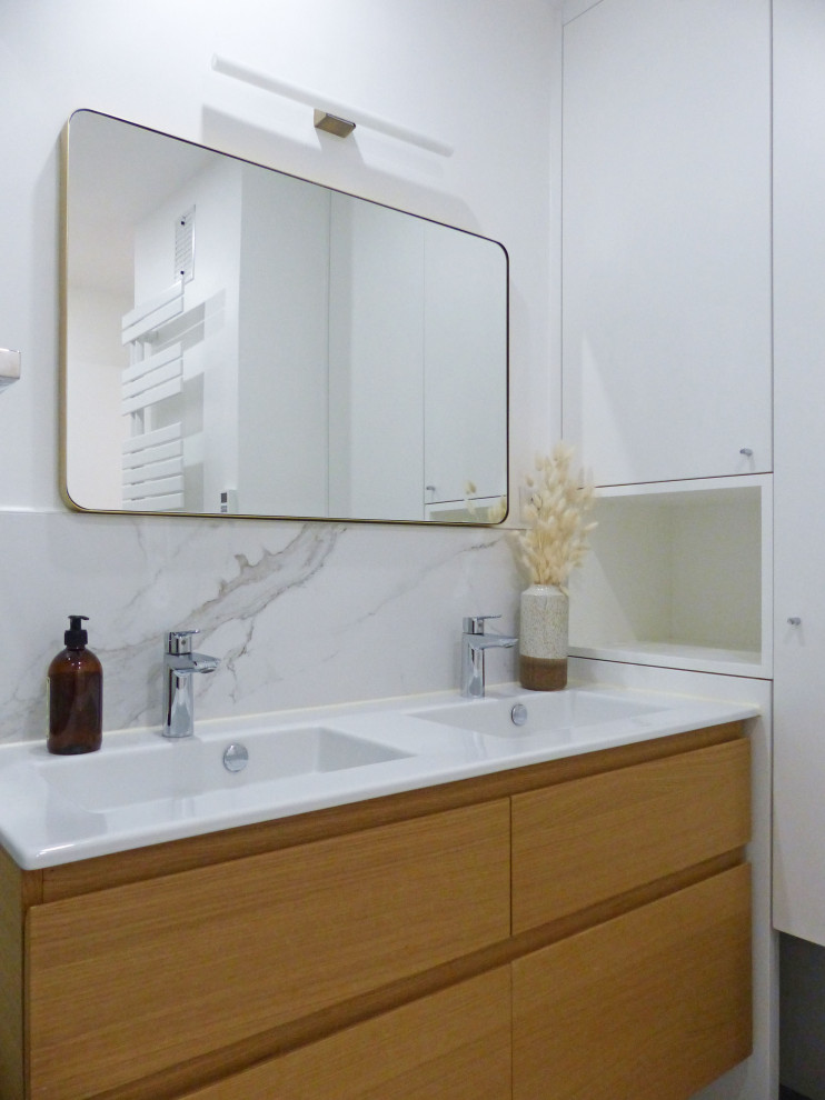 Cette image montre une petite salle de bain design avec meuble-lavabo suspendu.