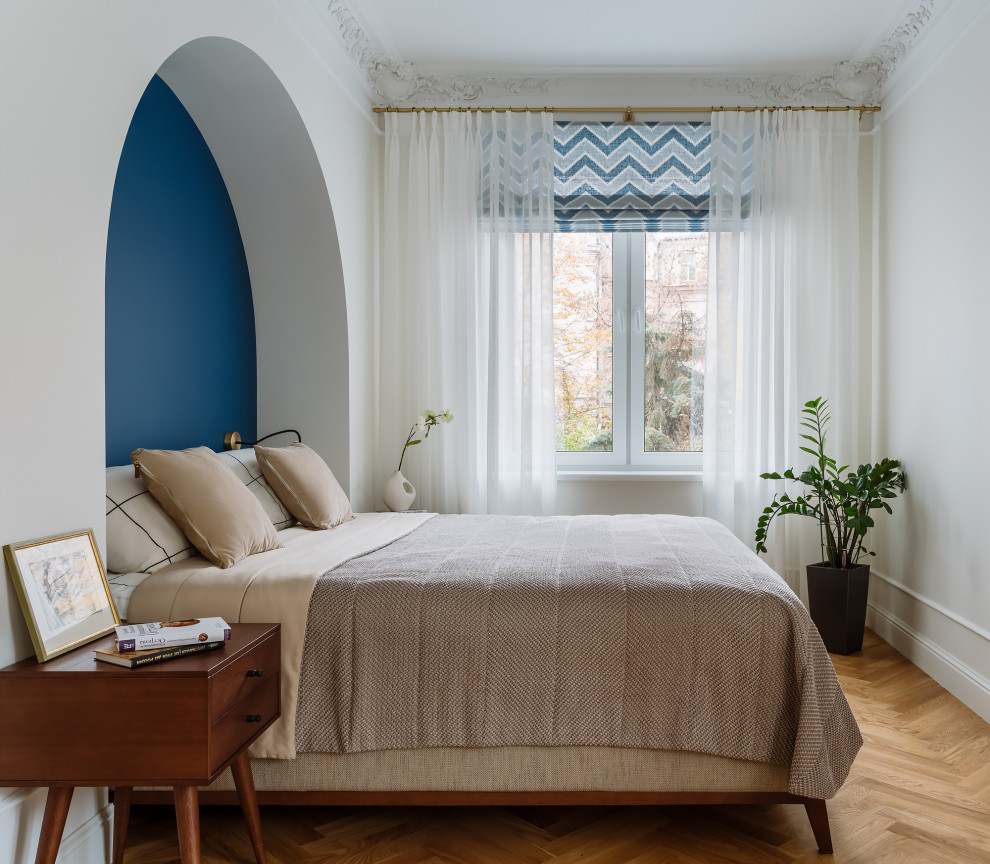 Идея дизайна: хозяйская, серо-белая спальня среднего размера в современном стиле с белыми стенами и паркетным полом среднего тона