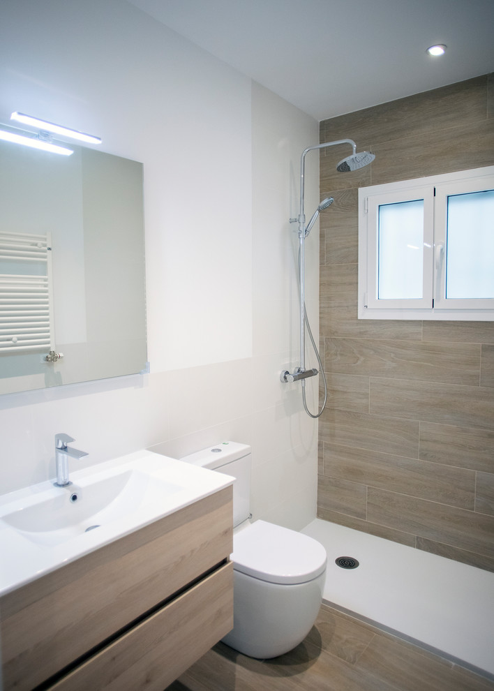 Imagen de cuarto de baño principal contemporáneo de tamaño medio con puertas de armario de madera oscura, ducha a ras de suelo, sanitario de una pieza, baldosas y/o azulejos beige, paredes beige, suelo de baldosas de cerámica, suelo marrón y ducha abierta