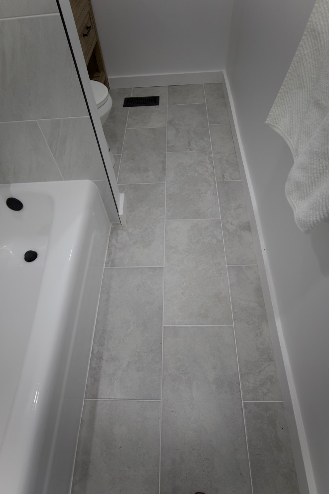 Summerfield Residence Guest Bathroom