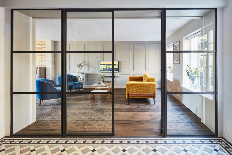 Foto di un soggiorno design aperto con parquet scuro, TV a parete, pavimento marrone e pareti in legno