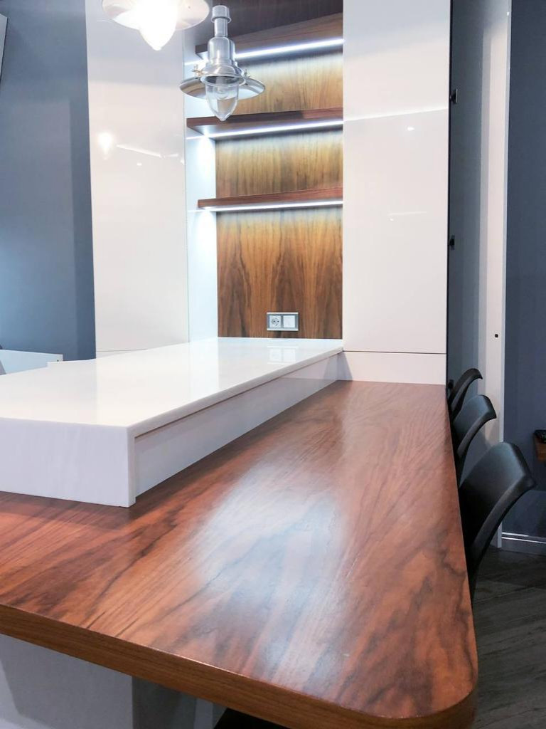 Белая островная кухня с акриловыми фасадами и шпоном в стиле минимализм.