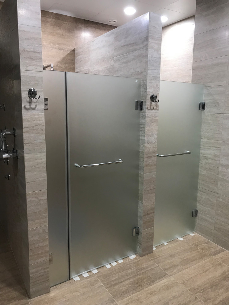 Design ideas for a mid-sized contemporary 3/4 bathroom in Yekaterinburg with an alcove shower, beige tile, ceramic tile, beige walls, ceramic floors, beige floor and a hinged shower door.