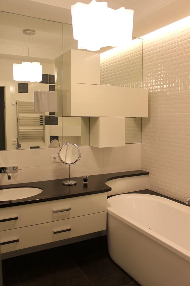 На фото: главная ванная комната в современном стиле с плоскими фасадами, белыми фасадами, накладной ванной, душем в нише, бежевой плиткой, керамической плиткой, белыми стенами, полом из керамической плитки, подвесной раковиной и столешницей из искусственного камня