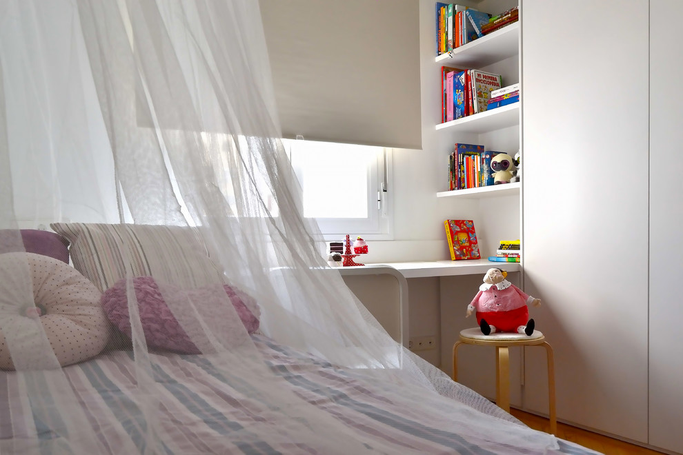 Inspiration for a mid-sized scandinavian kids' bedroom for kids 4-10 years old and girls in Madrid with white walls.