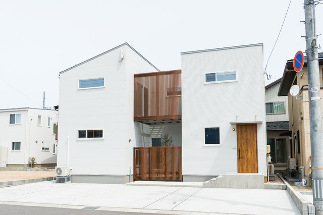 「白&times;木&times;緑」で彩ったシンプルな家 asiatico-fachada