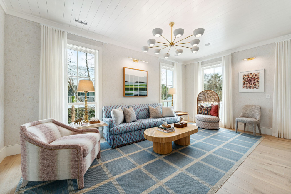 Foto di un soggiorno stile marinaro con pareti beige, parquet chiaro, soffitto in perlinato e carta da parati