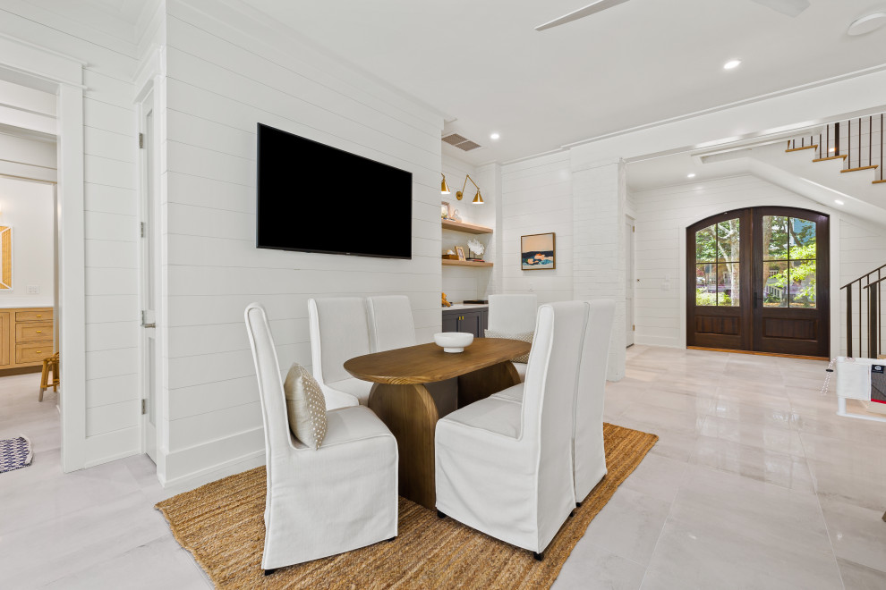 Idee per un ampio soggiorno costiero con pareti bianche, pavimento in gres porcellanato, TV a parete, pavimento bianco e pareti in perlinato