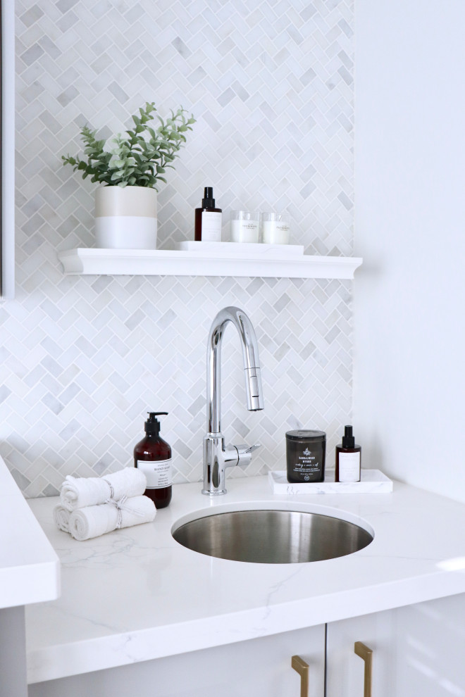 Idéer för en mellanstor modern vita parallell tvättstuga, med en enkel diskho, släta luckor, grå skåp, bänkskiva i kvarts, stänkskydd i marmor, grå väggar och en tvättmaskin och torktumlare bredvid varandra