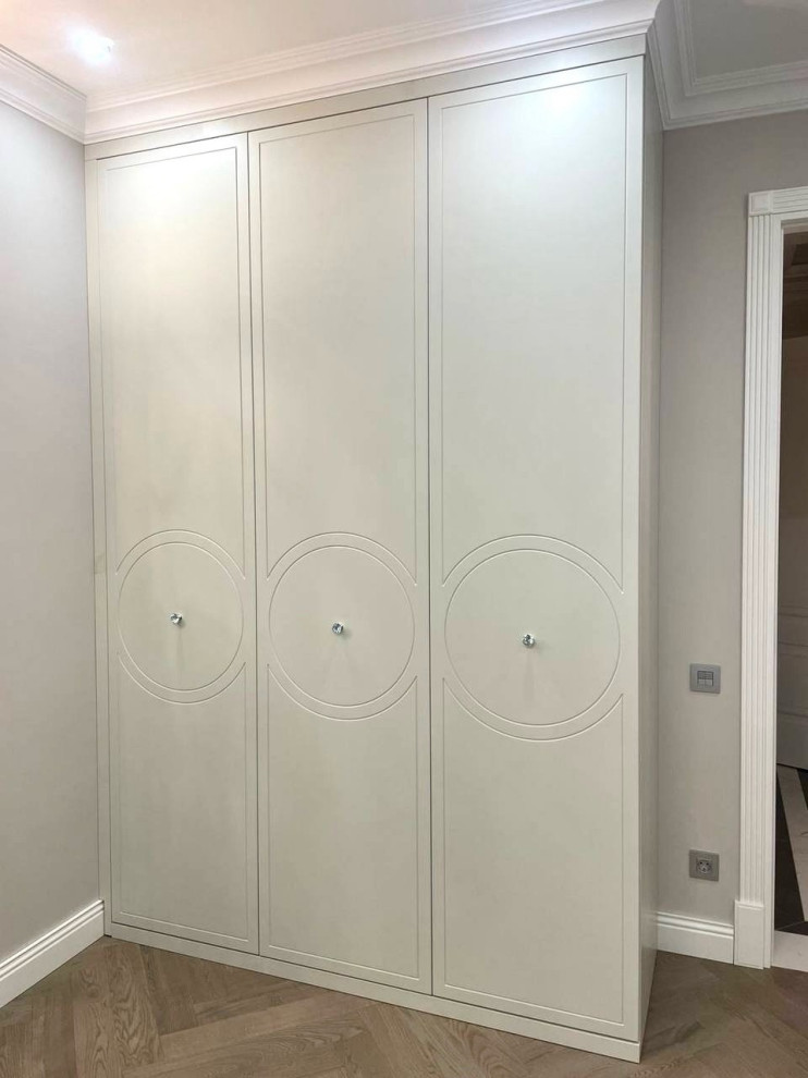 Распашные шкафы