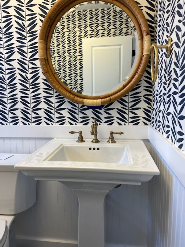 Maritime Gästetoilette mit weißen Schränken, blauer Wandfarbe, Sockelwaschbecken, blauem Boden, freistehendem Waschtisch und Tapetenwänden in Boston