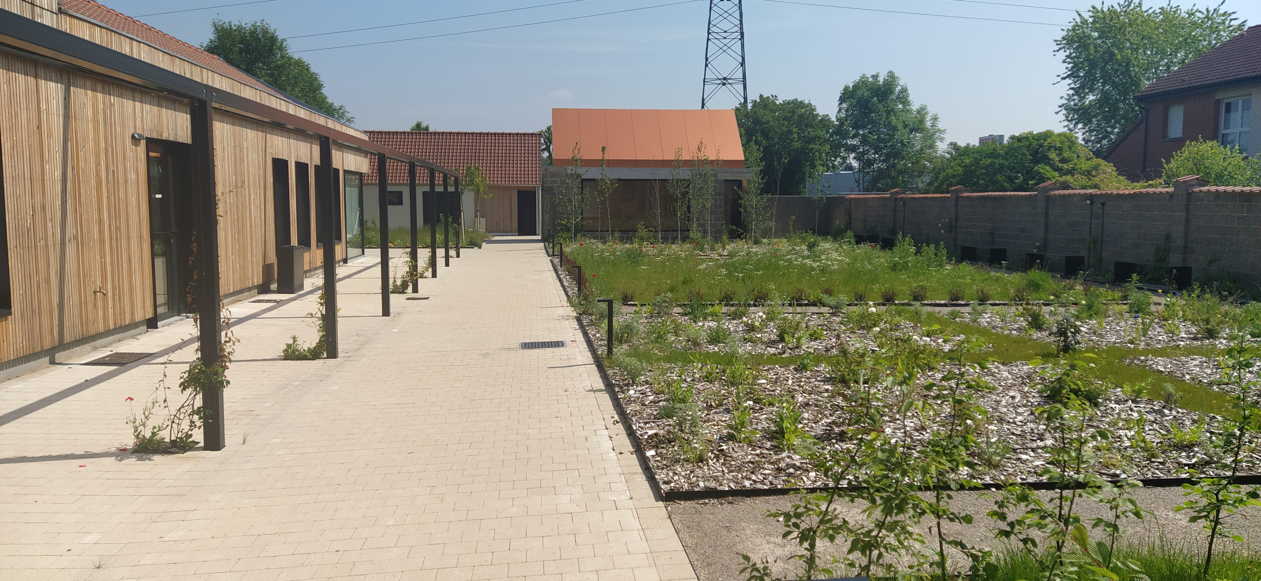 Transformation d'une remise en oratoire et aménagement paysager d'un béguinage