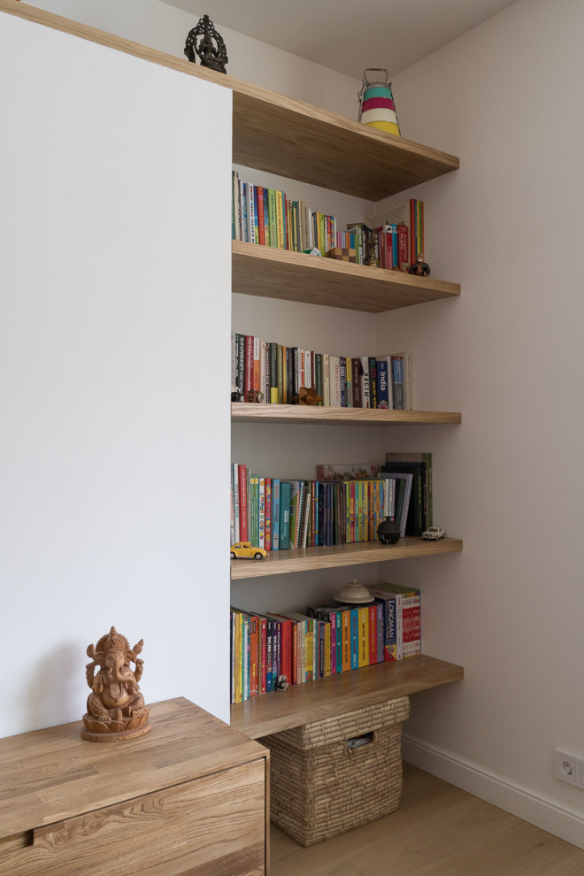 Голубая кухня, жалюзийный шкаф, полки и мебель в ванную с натуральным шпоном дуб