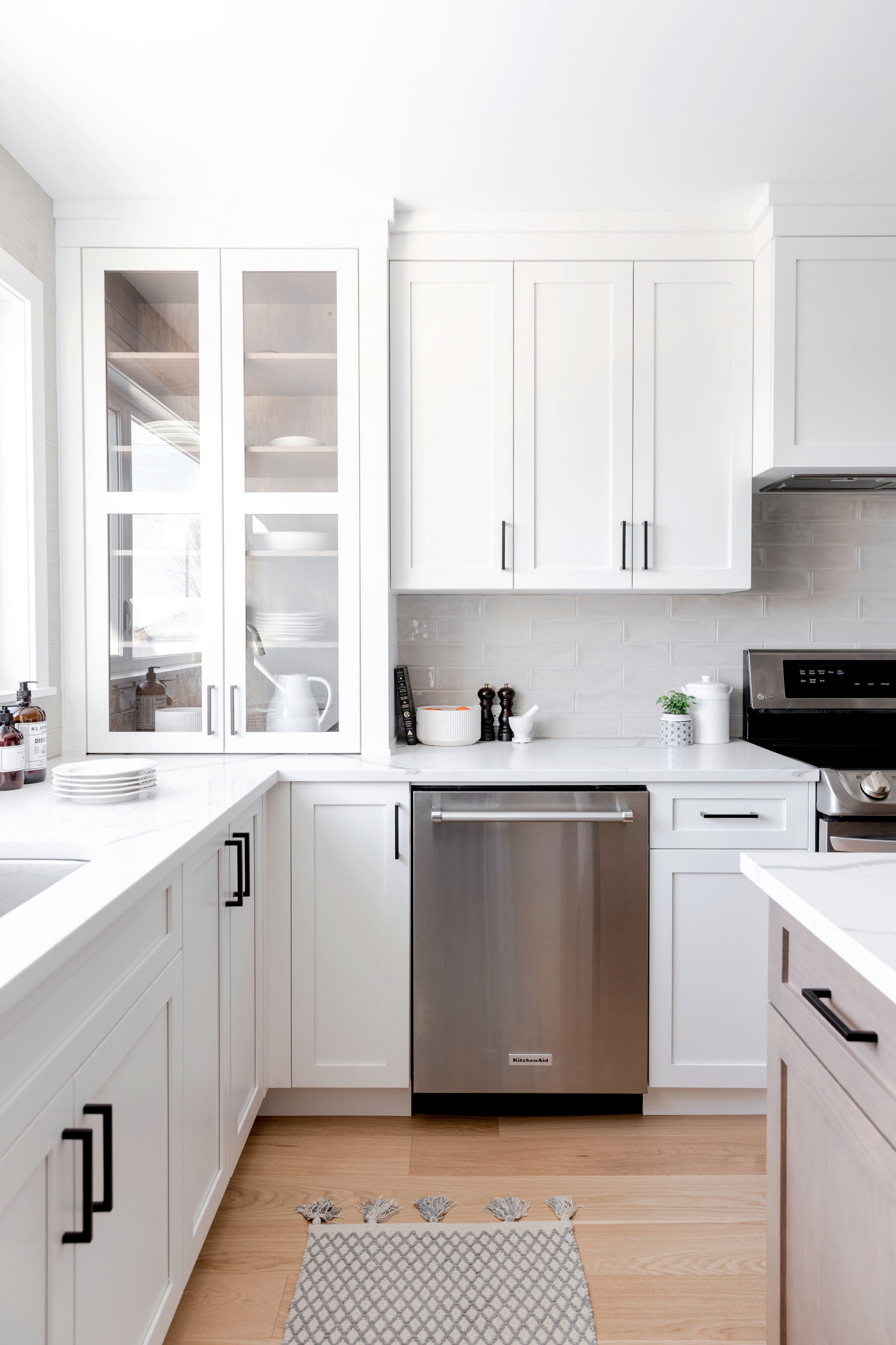 28+ White Cabinets with Black Hardware ( STRONG CONTRAST )